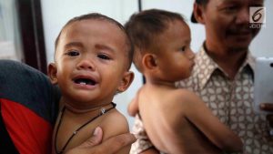 Anak balita menangis saat ditimbang di Puskesmas, Kaduhejo, Pandeglang (14/9). Dengan puluhan penduduk mengalami gizi kurang, gizi buruk dan beberapa anak sudah divonis stunting, ini menjadi gambaran bagaimana sulitnya mencegah stunting (Foto Dok Liputan6.com)